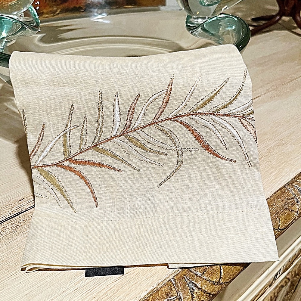 Kim Seybert Ecru Set of Two Embroidered Linen Guest Hand Towels, NWOT, Gorgeous